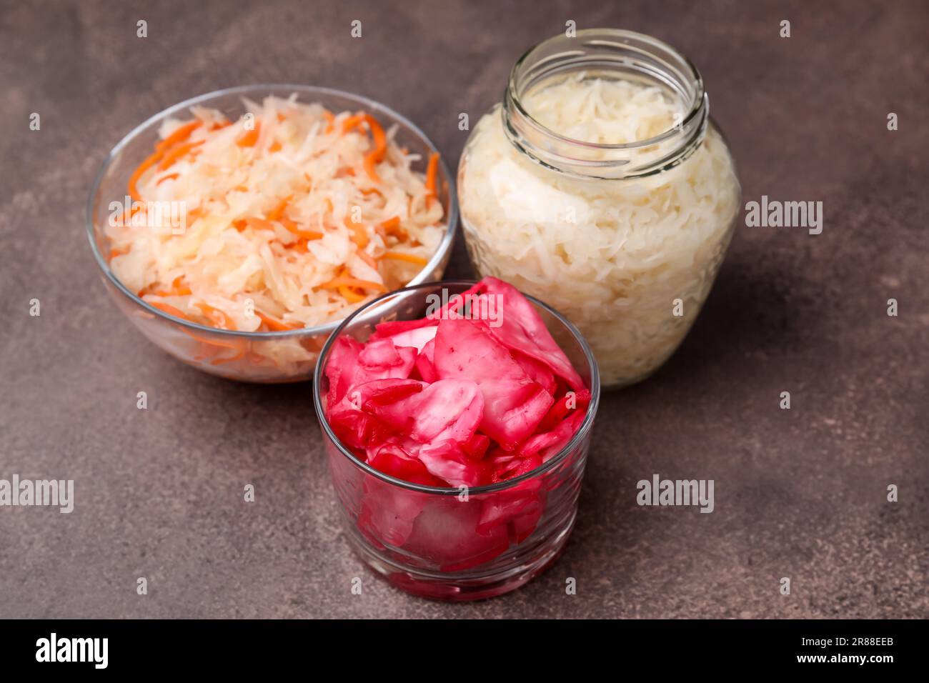 Délicieuse choucroute préparée selon différentes recettes sur table brune Banque D'Images