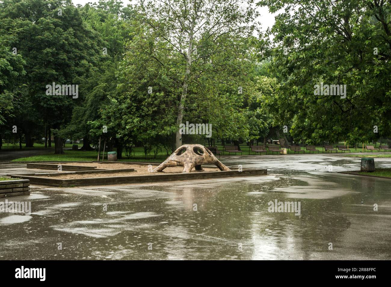 Parc municipal avec bassin de sable pour enfants par temps pluvieux Banque D'Images