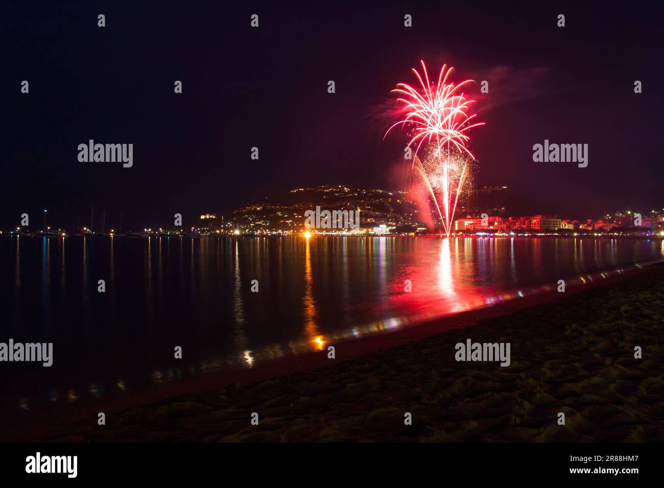 La nuit de San Juan avec Fireworks en Espagne Banque D'Images