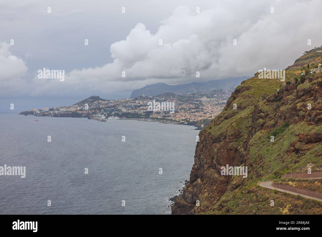 Vue lointaine de Funchal avec son port vu de Cristo Rei, à l'est de la ville Banque D'Images