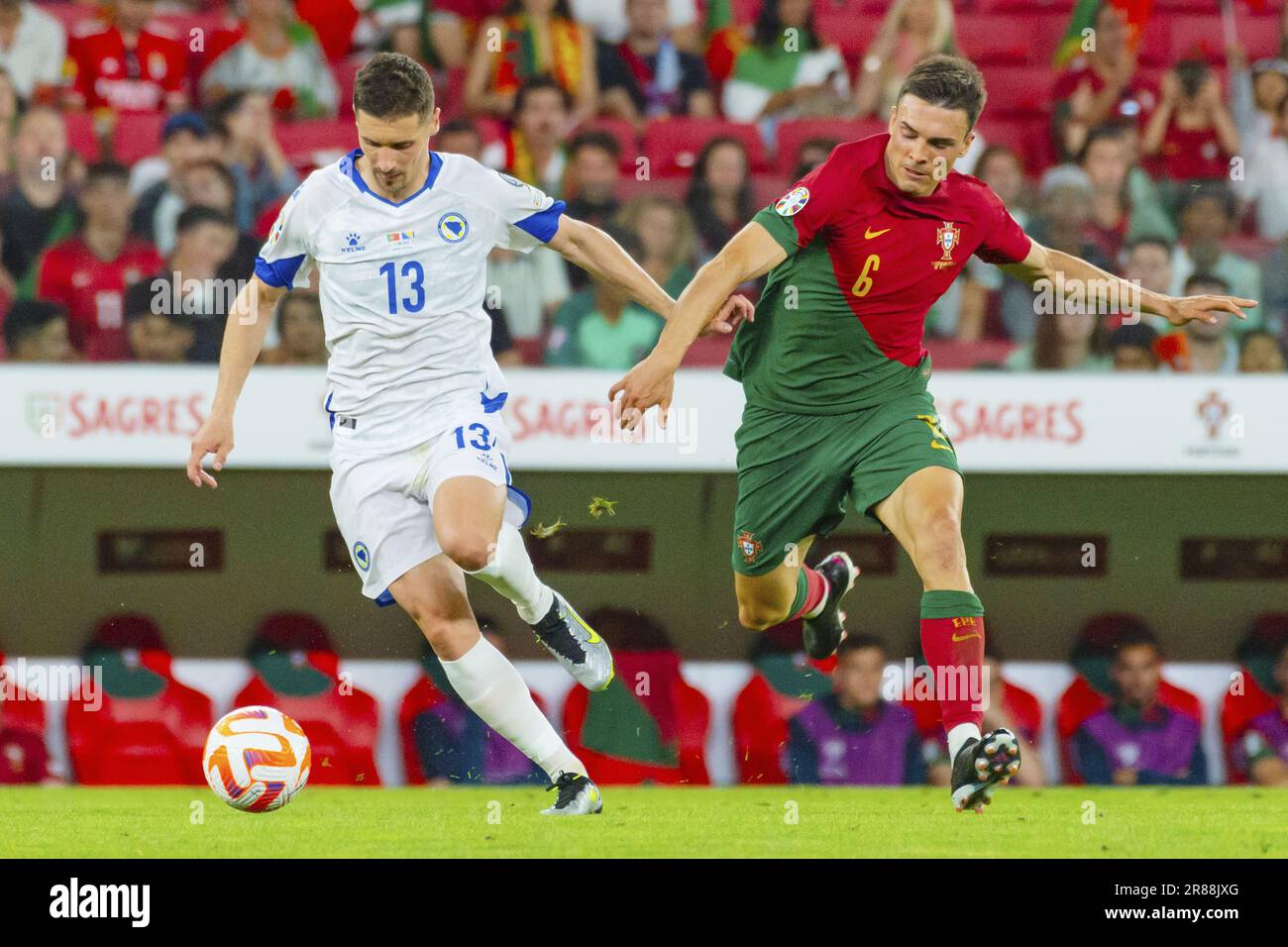 Lisbonne, Portugal. 17th juin 2023. Gojko Cimirot de Bosnie-Herzégovine et Joao Palhinha du Portugal pendant l'UEFA Euro 2024, qualifications européennes, Groupe J, match de football entre le Portugal et la Bosnie-Herzégovine sur 17 juin 2023 à Estádio do SL Benfica à Lisbonne, Portugal - photo José Salgueiro/DPPI crédit: DPPI Media/Alay Live News Banque D'Images