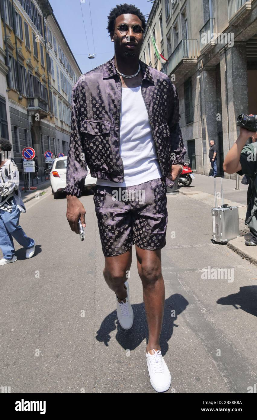 Le joueur de basket Jaren Jackson Street style tenue après le défilé de mode Armani pendant la semaine de la mode de Milan homme collections Banque D'Images