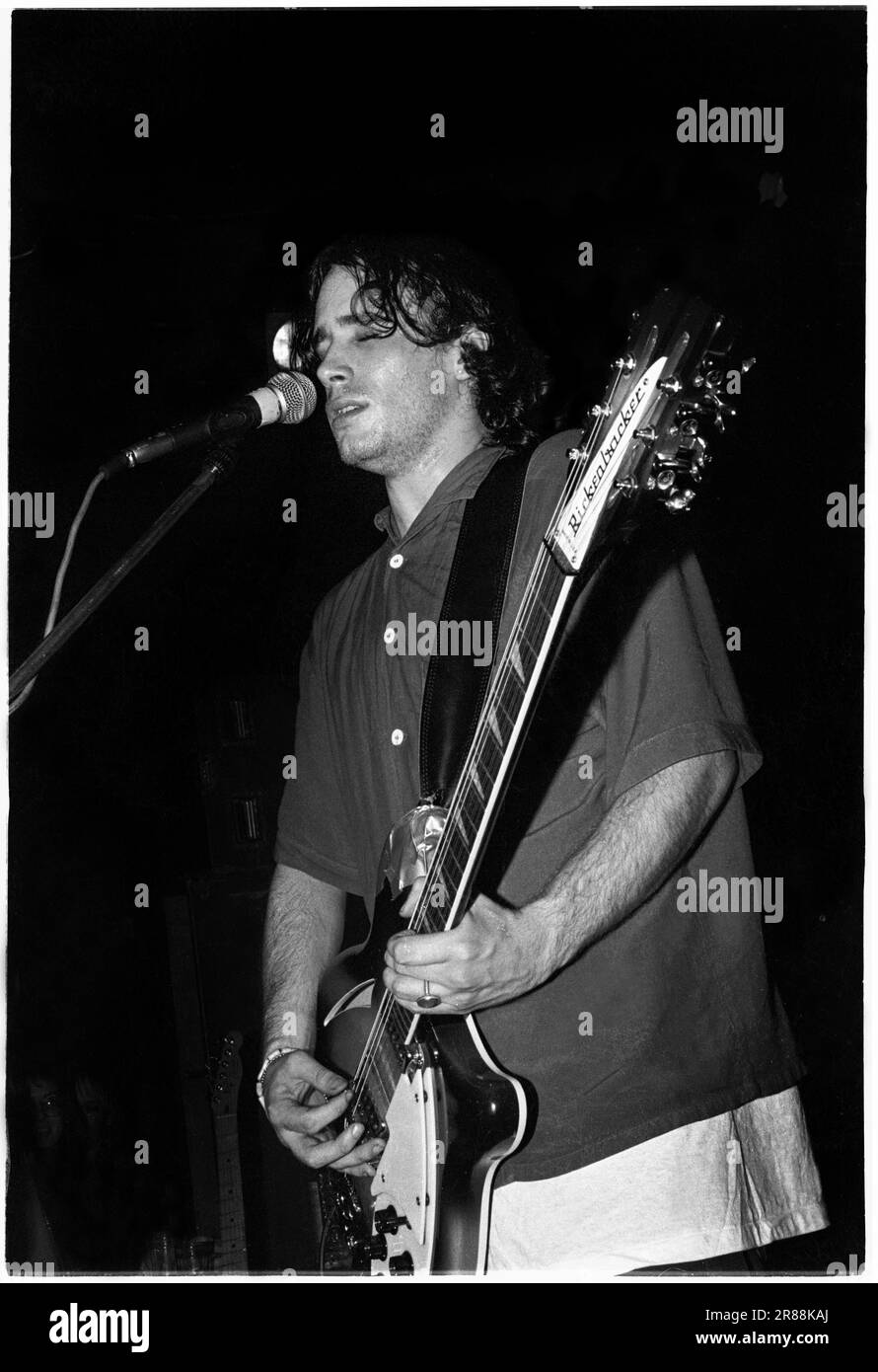 JEFF BUCKLEY, RARE UK TOURNÉE PICTURES, 1995 : Jeff Buckley (1966-1991) joue au Fleece and Firkin à Bristol, en Angleterre, le 15 janvier 1995 lors de sa tournée européenne Mystery White Boy. Images inédites de négatifs redécouverts en 2016. Photographie : ROB WATKINS. INFO : Jeff Buckley, un auteur-compositeur-interprète américain des années 90, possédait une voix éthérée et un profond talent d'auteur-compositeur. Son interprétation envoûtante de 'Hallelujah' et son premier album 'Grace' ont consolidé son statut de figure légendaire du rock alternatif, malgré sa carrière tragiquement courte. Banque D'Images
