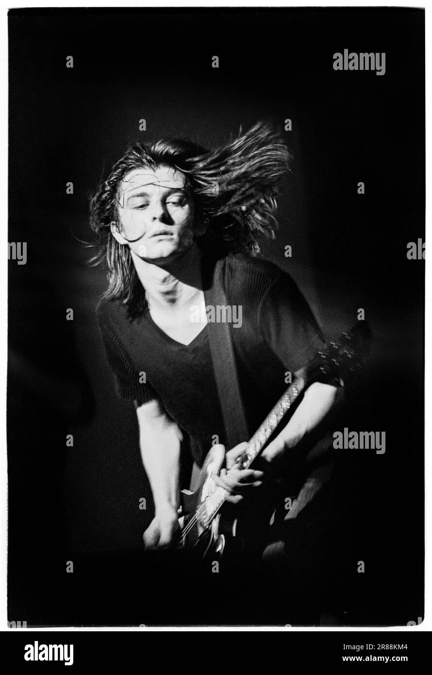 RICHARD OAKES, PREMIÈRE TOURNÉE, SUEDE, 1994 : Richard Oakes est dévoilé en tant que nouveau guitariste du groupe britannique Suede au Dog Man Star UK Tour au Newport Centre à Newport, pays de Galles, Royaume-Uni, le 20 décembre 1994. Cette image emblématique a d'abord été publiée en pleine page dans le NME comme probablement la première photo live du nouveau membre du groupe. Photographie : Rob Watkins Banque D'Images