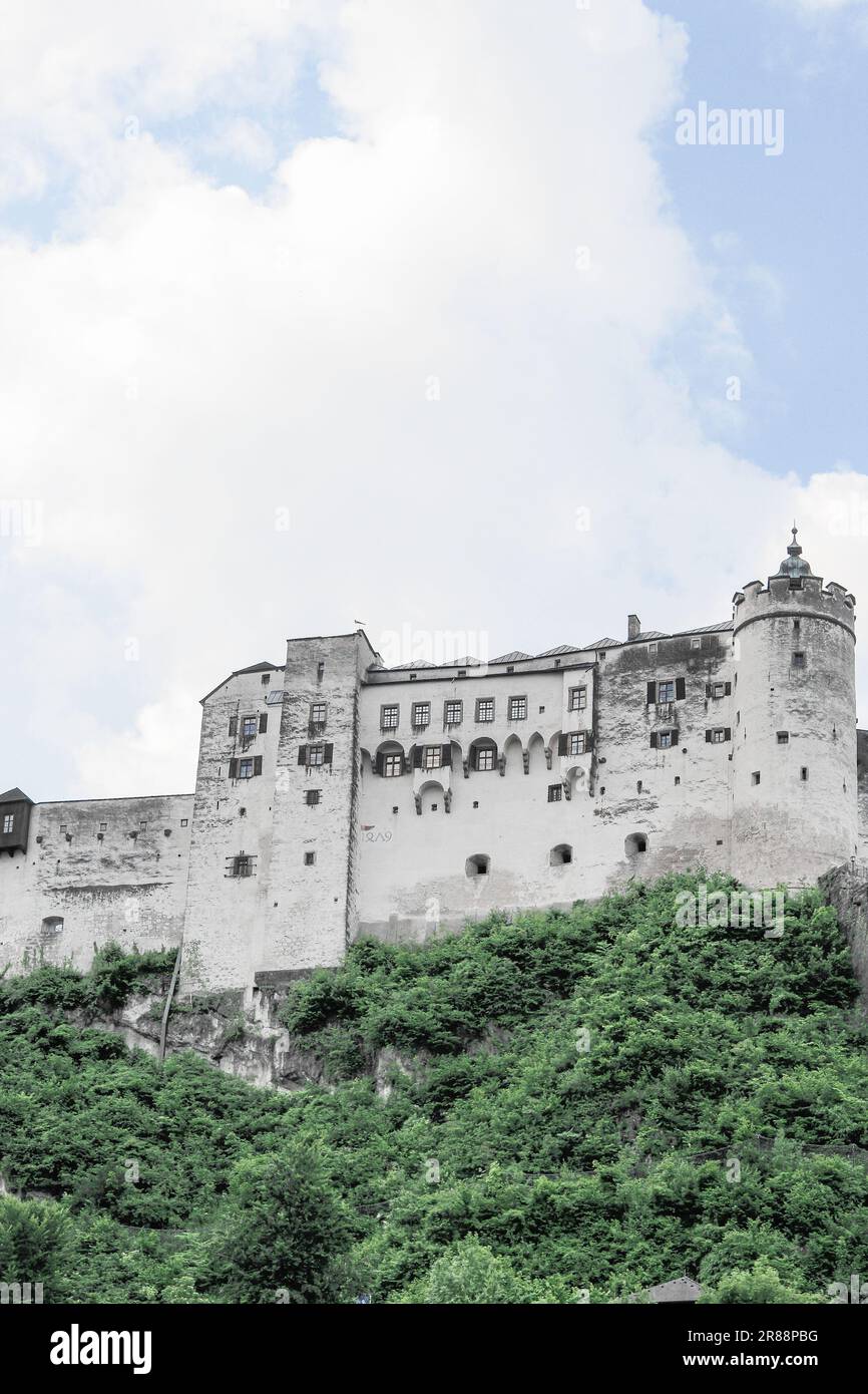 Une vue à couper le souffle sur la forteresse de Hohensalzburg, au sommet d'une colline verdoyante à Salzbourg, en Autriche Banque D'Images