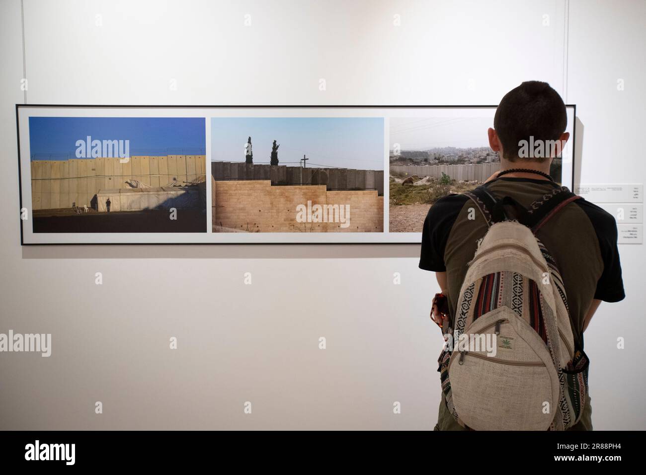 Jérusalem. 19th juin 2023. Un visiteur regarde les photos affichées sur une exposition de photographie avec le thème "et dans son coeur il y a un mur" à Jérusalem sur 19 juin 2023. En juin 2002, Israël a commencé à construire un mur de séparation sur les terres palestiniennes adjacentes aux frontières entre Israël et la Cisjordanie, affirmant que le mur empêcherait les militants palestiniens d'entrer en Israël pour mener des attaques. Credit: Chen Junqing/Xinhua/Alay Live News Banque D'Images