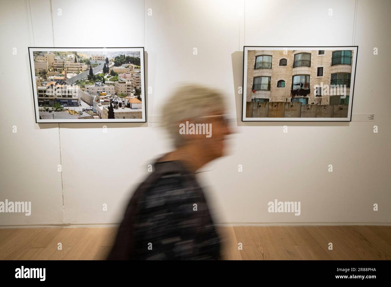 Jérusalem. 19th juin 2023. Un visiteur passe devant les photos exposées sur une exposition de photographie avec le thème de "et dans son coeur il y a un mur" à Jérusalem sur 19 juin 2023. En juin 2002, Israël a commencé à construire un mur de séparation sur les terres palestiniennes adjacentes aux frontières entre Israël et la Cisjordanie, affirmant que le mur empêcherait les militants palestiniens d'entrer en Israël pour mener des attaques. Credit: Chen Junqing/Xinhua/Alay Live News Banque D'Images