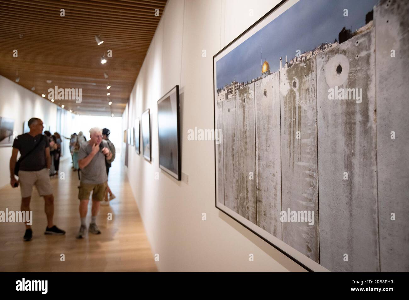 Jérusalem. 19th juin 2023. Les gens visitent une exposition de photographie avec le thème de "et dans son coeur il y a un mur" à Jérusalem sur 19 juin 2023. En juin 2002, Israël a commencé à construire un mur de séparation sur les terres palestiniennes adjacentes aux frontières entre Israël et la Cisjordanie, affirmant que le mur empêcherait les militants palestiniens d'entrer en Israël pour mener des attaques. Credit: Chen Junqing/Xinhua/Alay Live News Banque D'Images