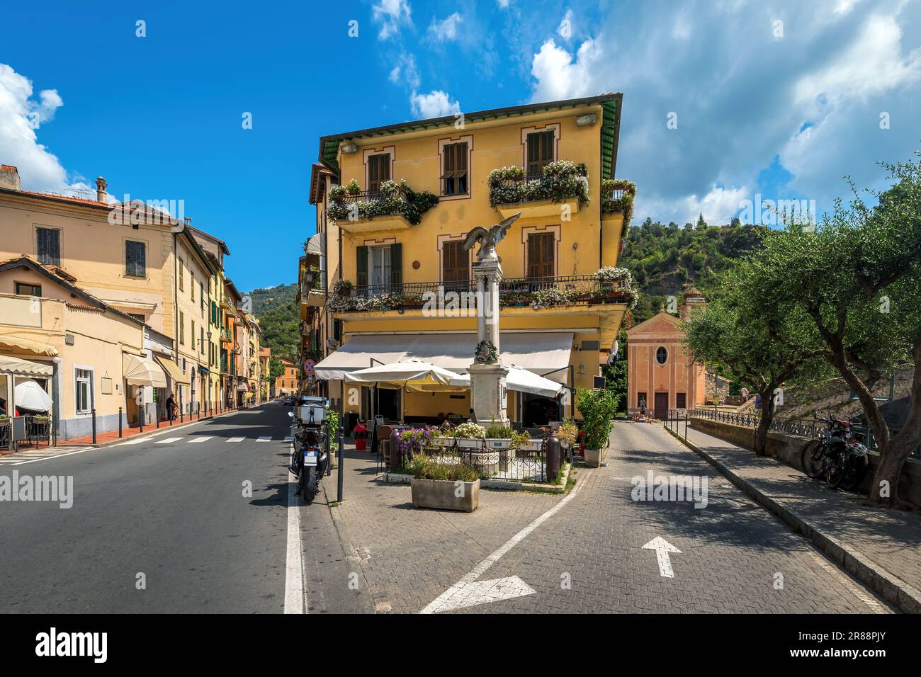 Vue sur deux rues urbaines et petit restaurant en plein air au milieu de Dolceacqua - ville de Ligurie, Italie. Banque D'Images
