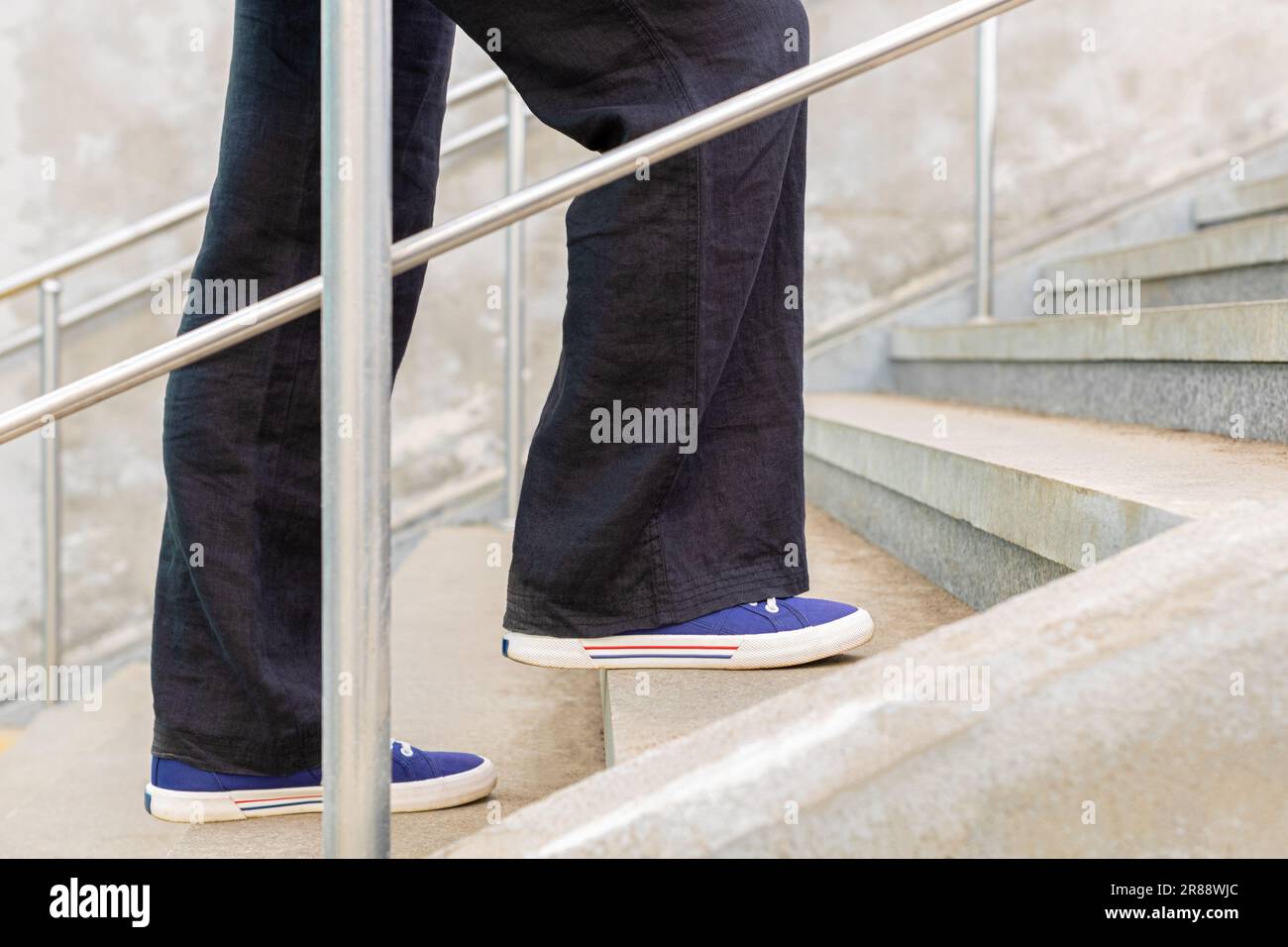 une femme monte les marches dans le passage. homme monter des escaliers