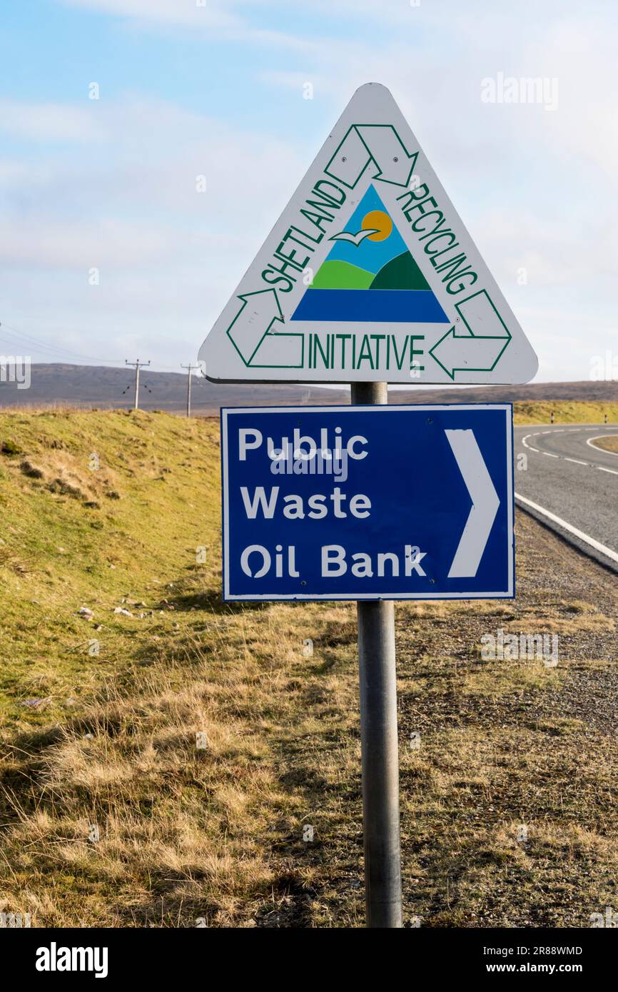 Un panneau pour une banque publique de déchets pétroliers sur l'île Shetland de Yell. Fait partie de l'Initiative de recyclage des Shetland. Banque D'Images