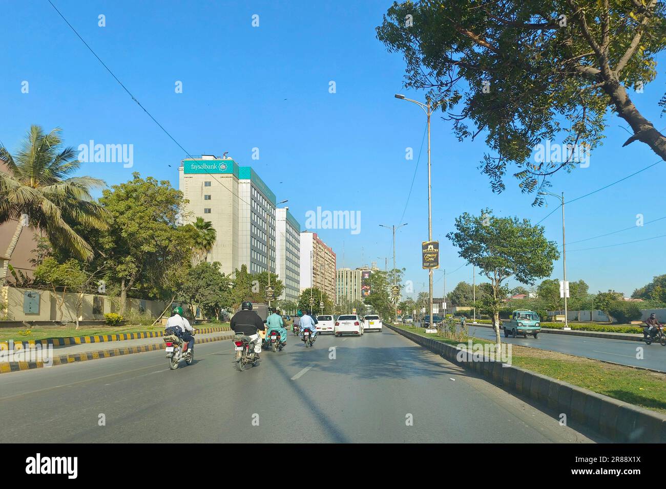 Shahra e Faisal Road Karachi Traffic Banque D'Images