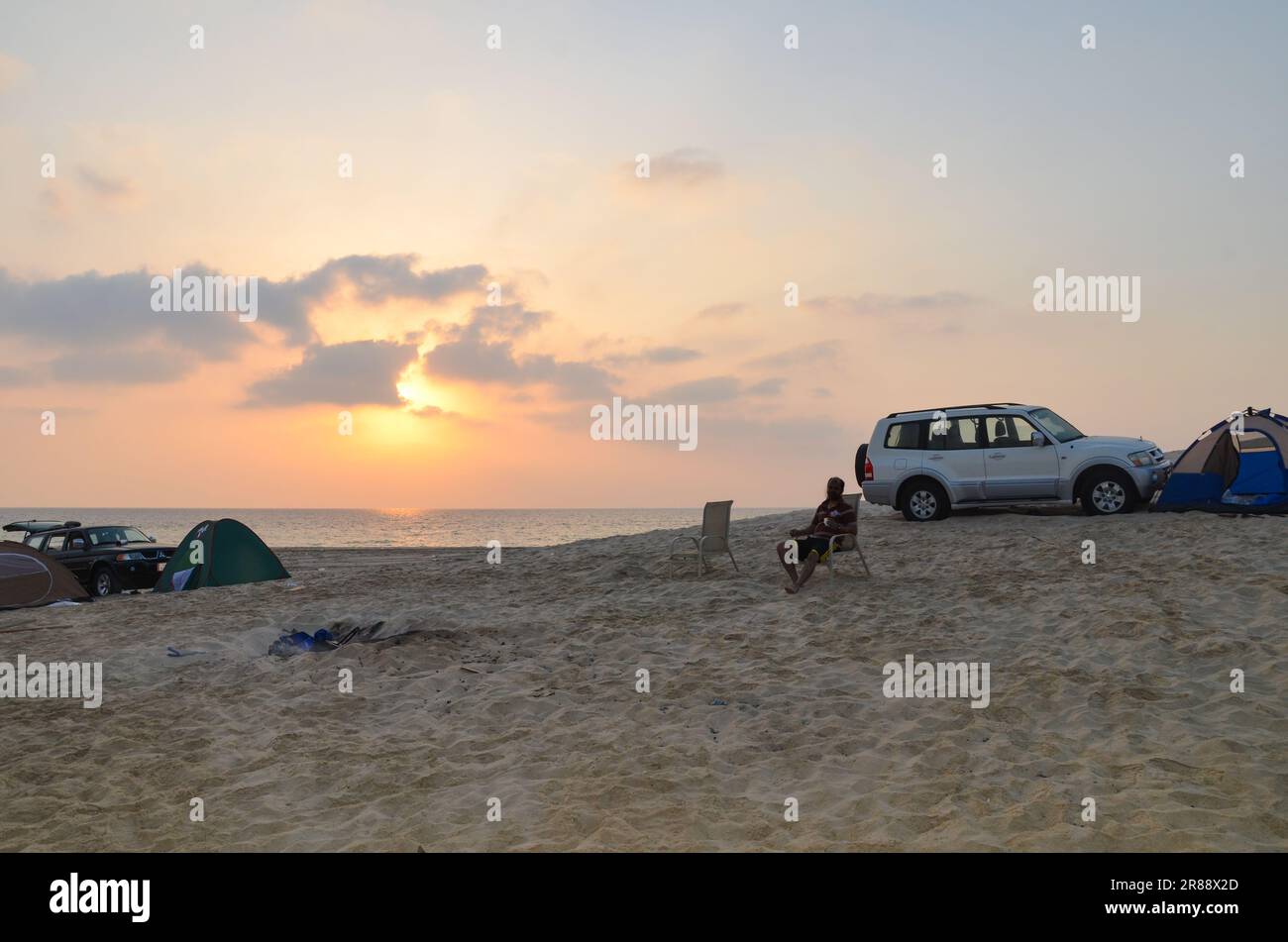 Coucher de soleil dans un camp de plage dans le désert Banque D'Images