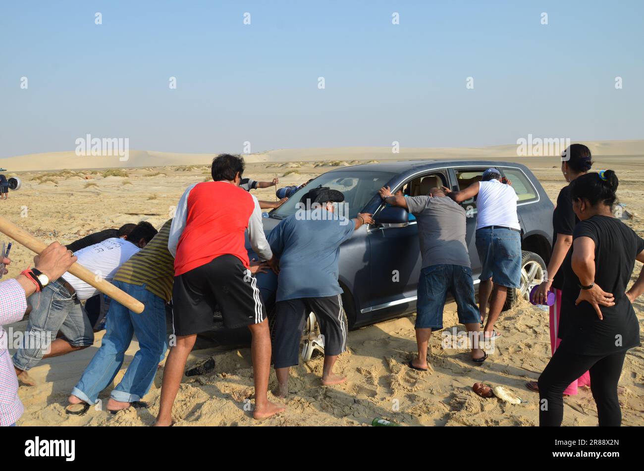 Extraire un véhicule enlisé dans le sable du désert Banque D'Images