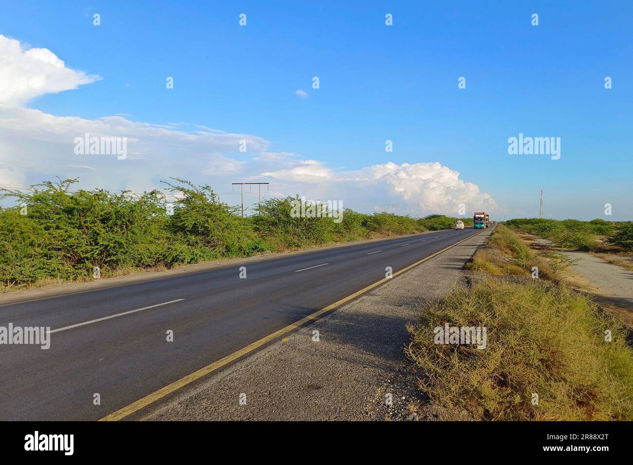 Autoroute côtière de Makran le long de la côte de la mer d'Arabie du Pakistan, de Karachi à Gwadar dans la province du Baloutchistan. Banque D'Images