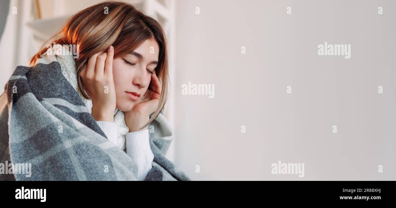 Maux de tête souffrir malade femme se sentant mal migraine Banque D'Images