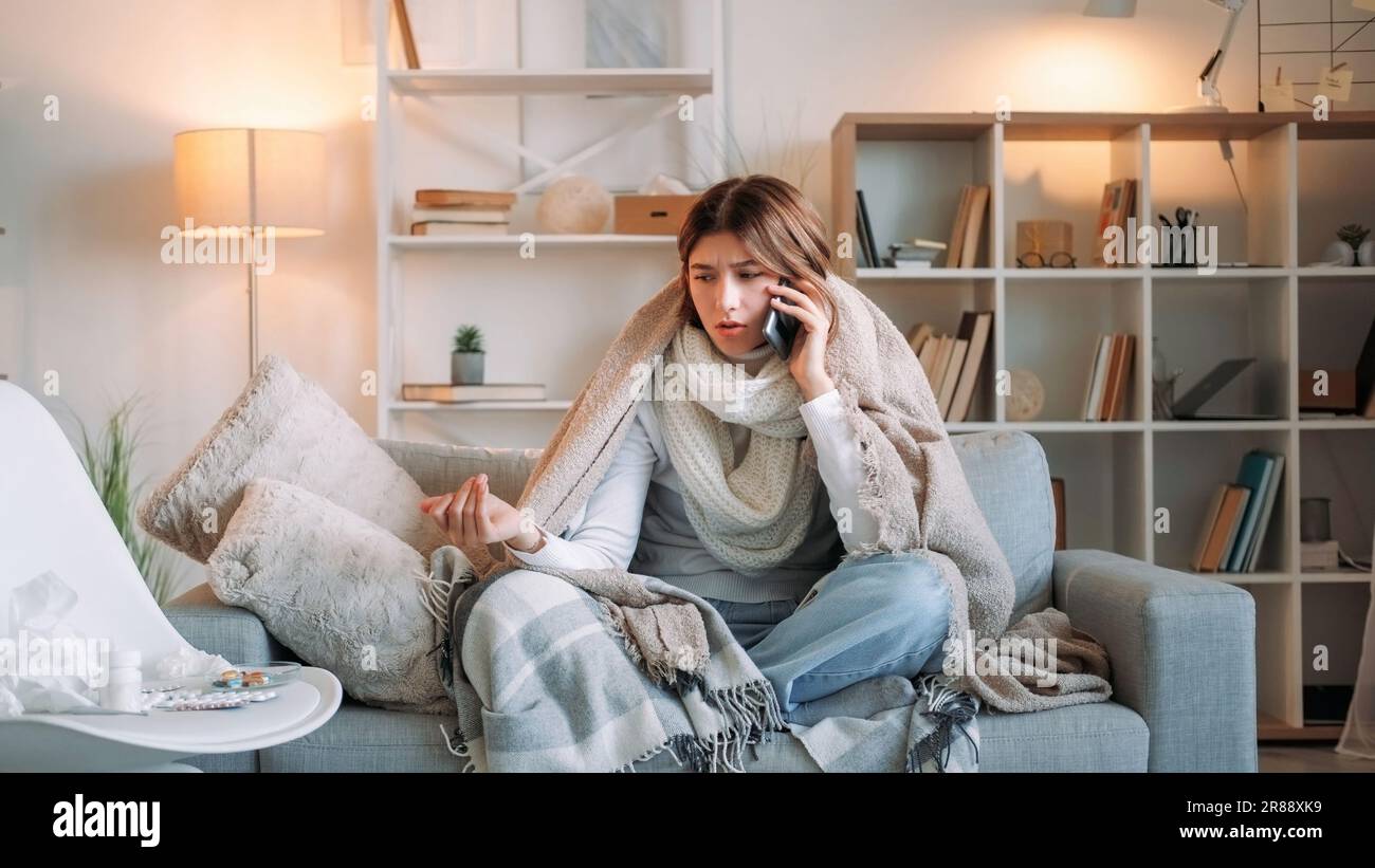 Consultation de télésanté d'appel de maladie conseils de femme de grippe Banque D'Images