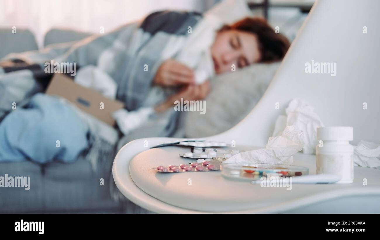 Accueil médicaments guérison pilules traitement de la grippe fille Banque D'Images