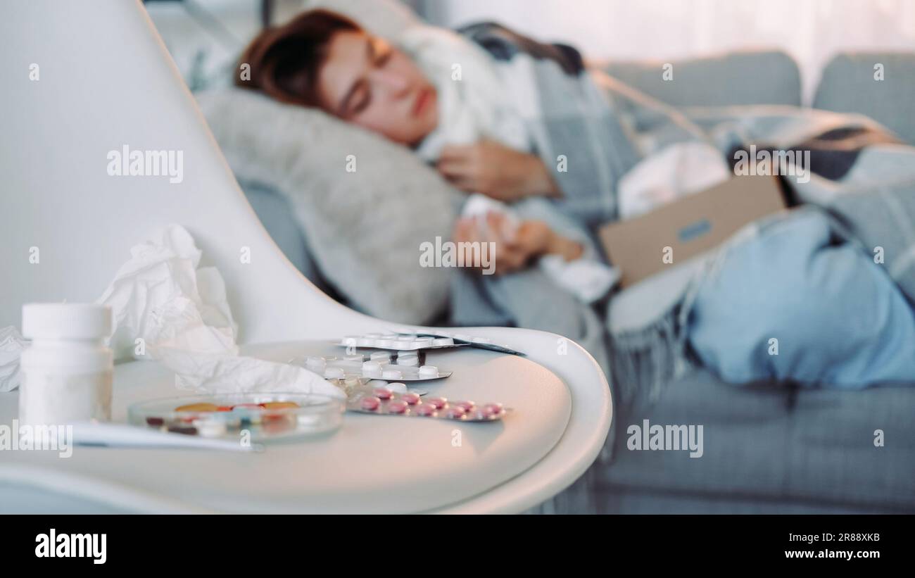 Fièvre pilules grippe saisonnière remède malade femme sur le flou Banque D'Images
