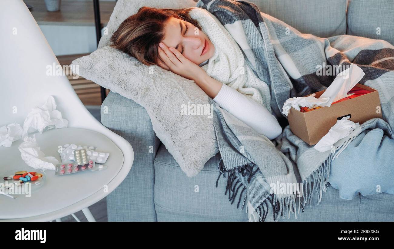 Fièvre maux de tête malade napping femme haute température Banque D'Images