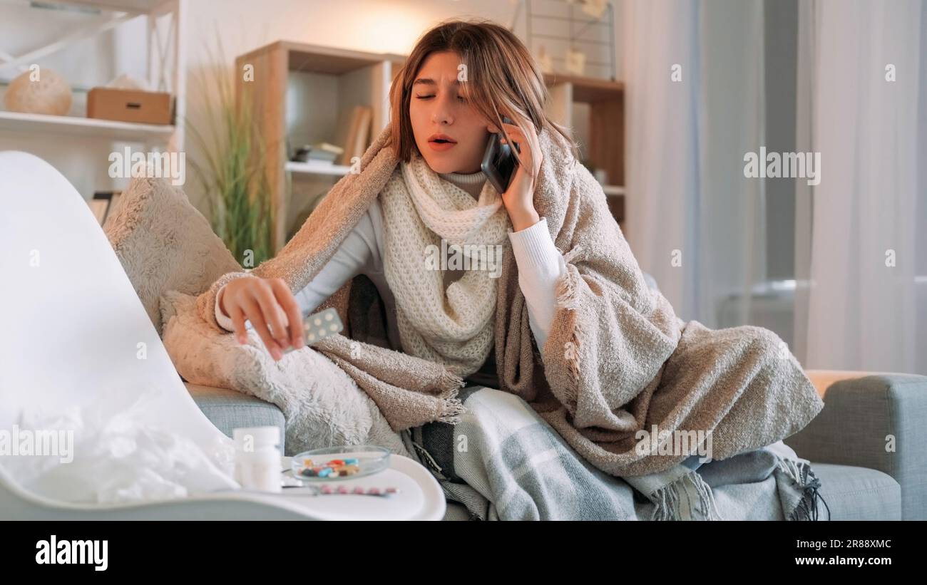 Télésanté mobile malade parler téléphone fille consulter Banque D'Images