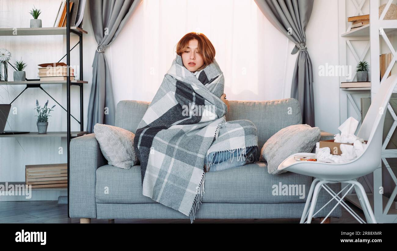 Grippe shifiing maladie fatigue femme froide fatiguée Banque D'Images