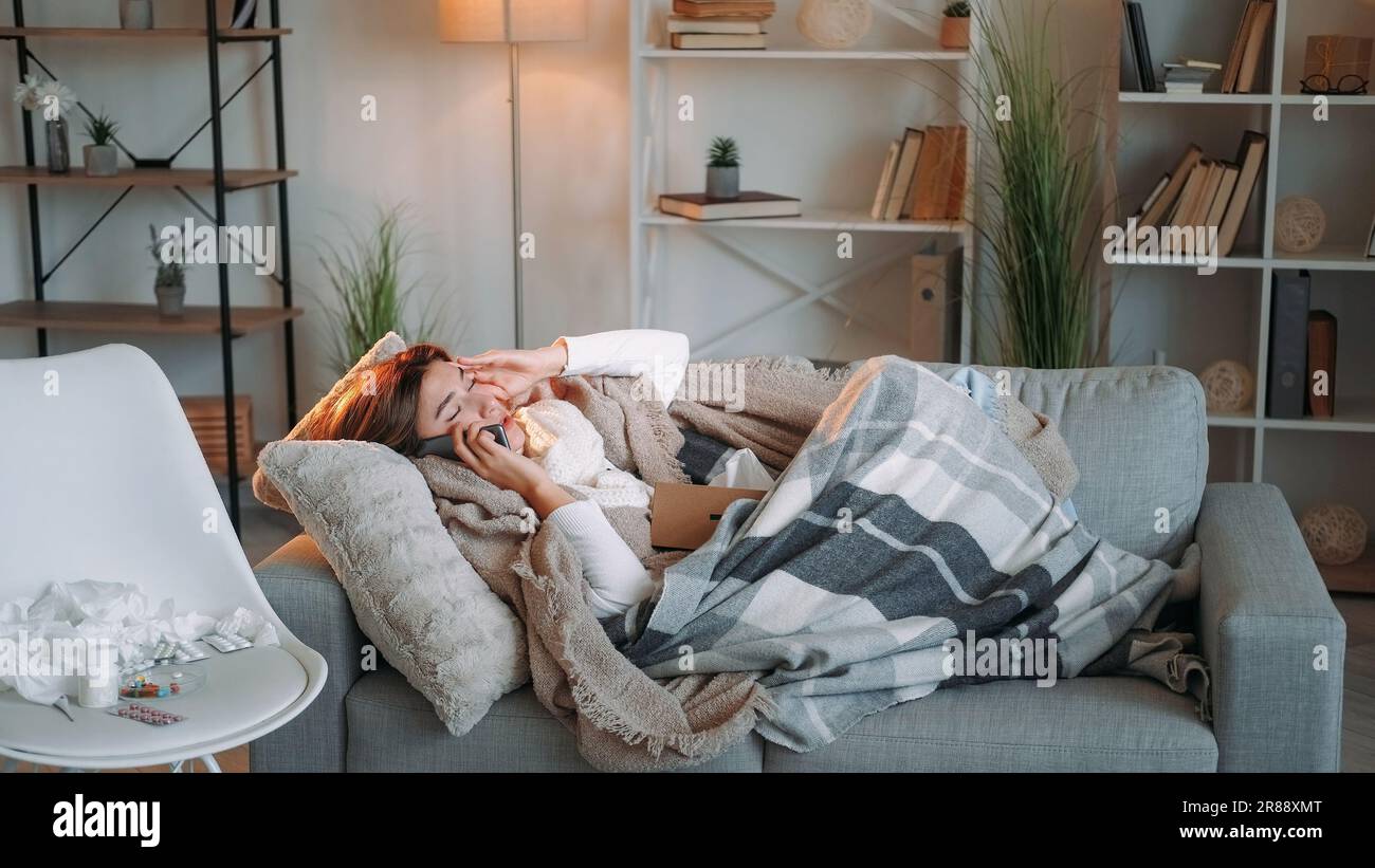 Accueil grippe communication mobile mal de tête femme malade Banque D'Images