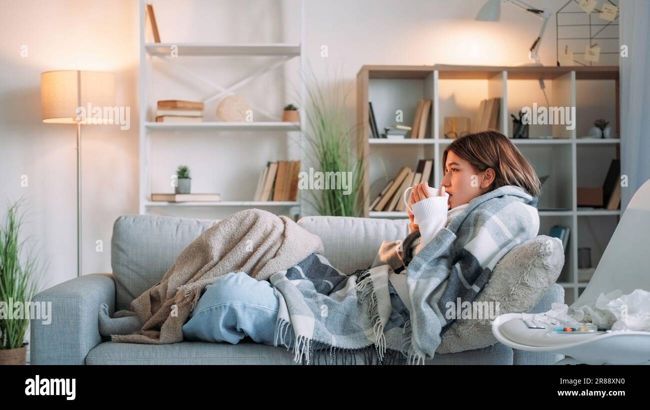 Virus du thé malade buvant shifring femme curatif de tasse Banque D'Images