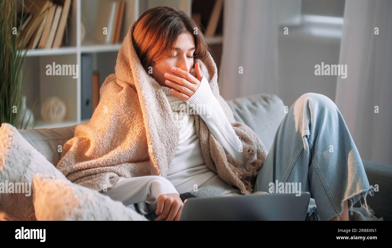 Grippe travail à distance malade travail femme portable souffrant Banque D'Images