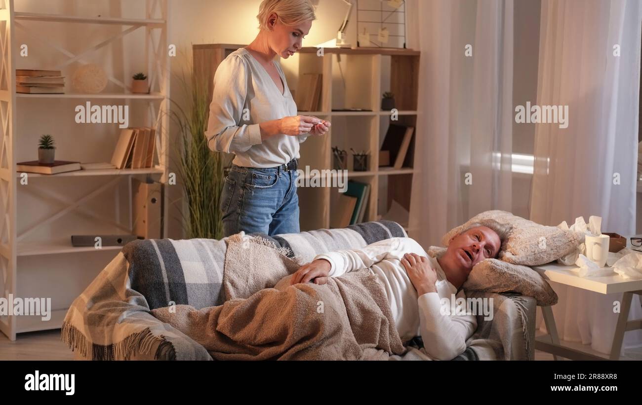 Soin de mari grippe fièvre soins femme température Banque D'Images