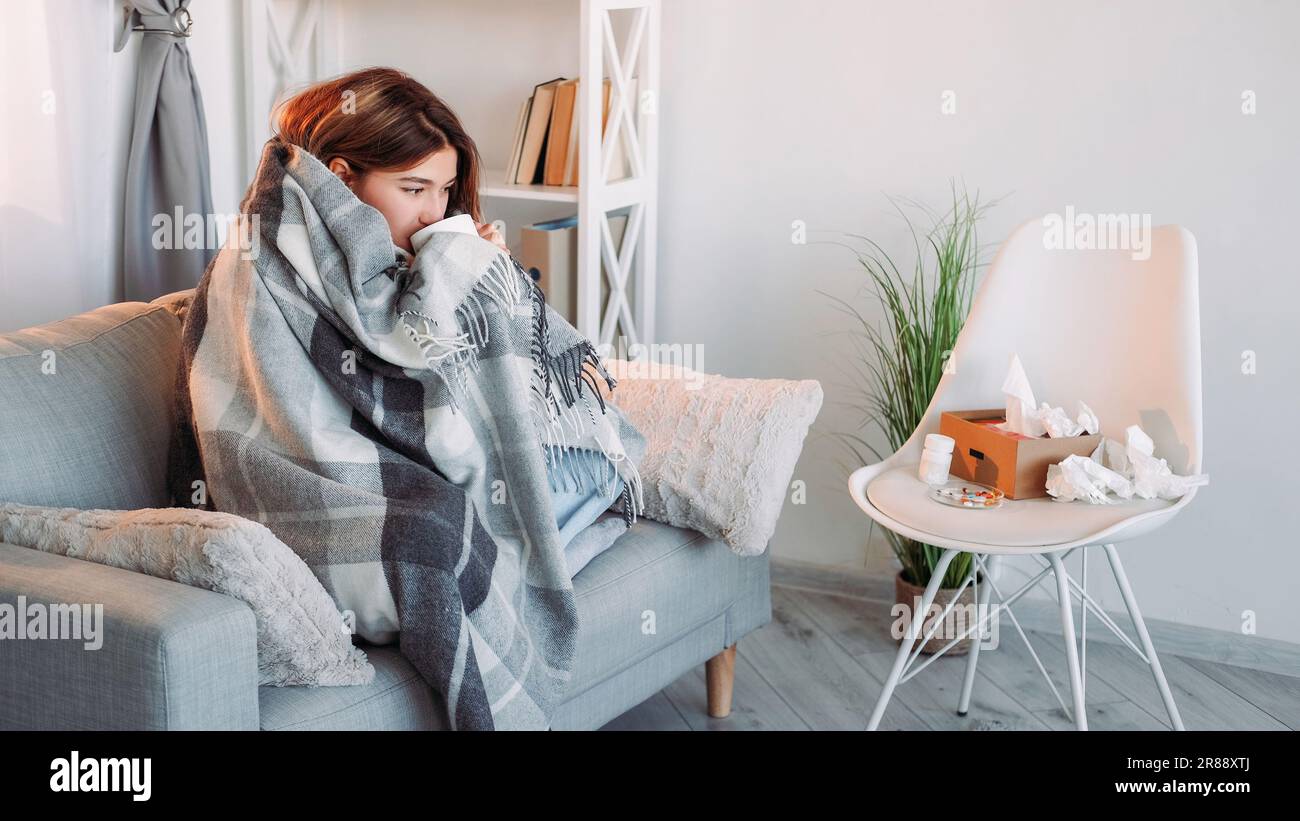 Grippe buvant canapé grippe malade femme malsaine Banque D'Images