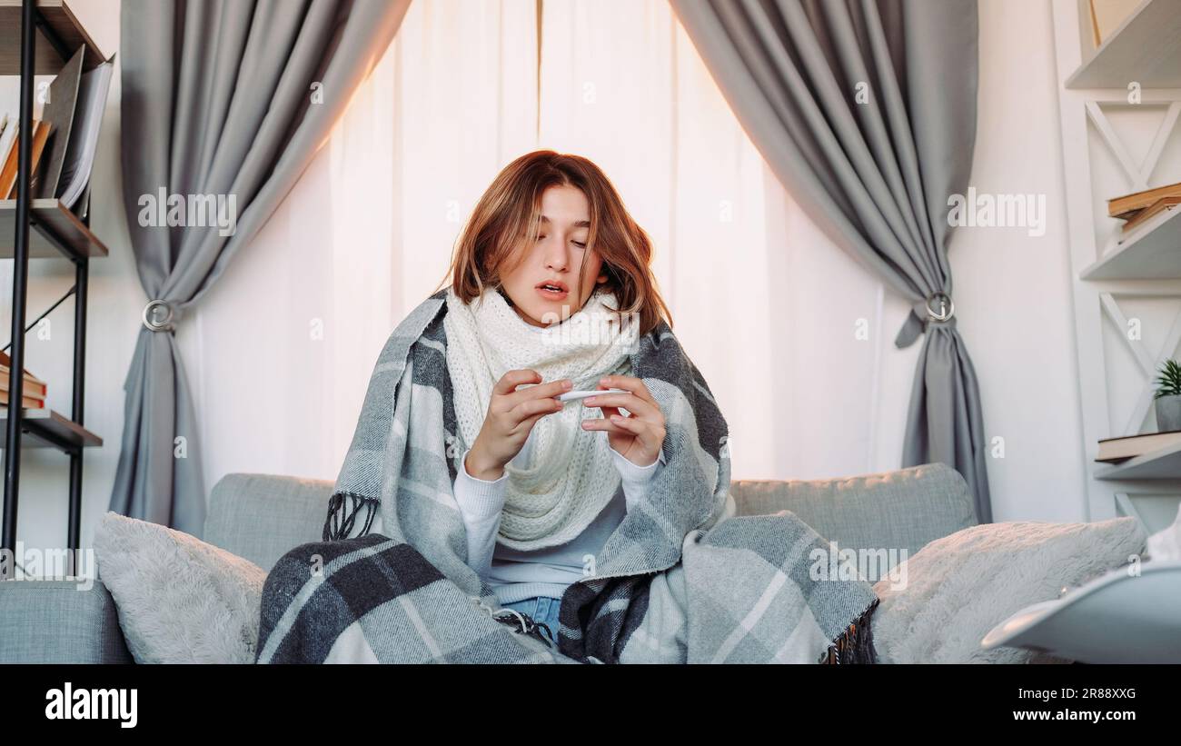 Fièvre malade température élevée mauvaise femme plaid Banque D'Images