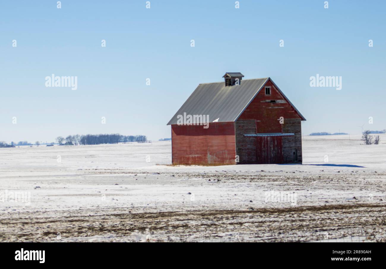 Grange rouge en campagne hiver Banque D'Images