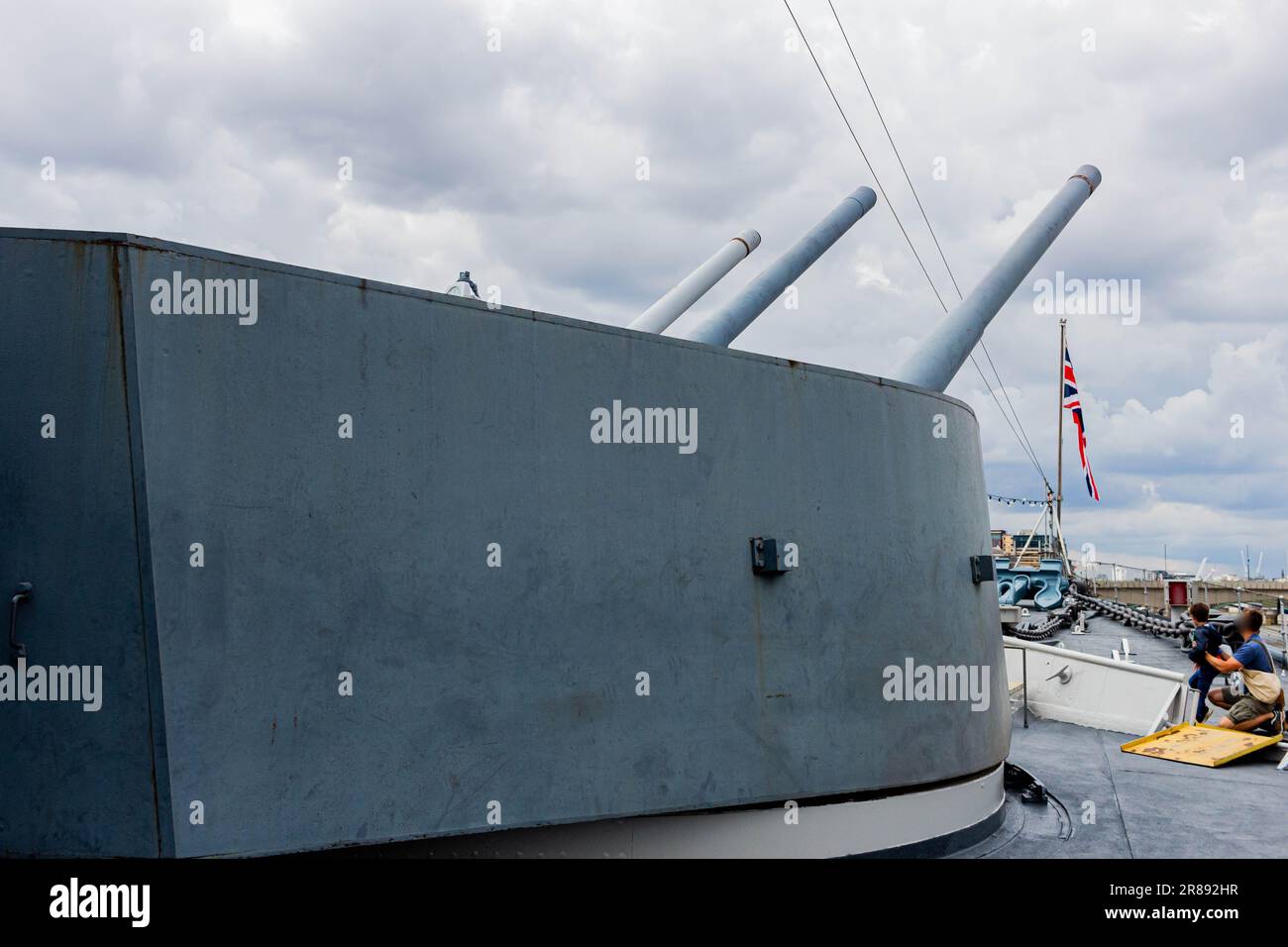 Un bateau gonflable avec des canons de part et d'autre, flottant sur un plan d'eau bleu tranquille Banque D'Images
