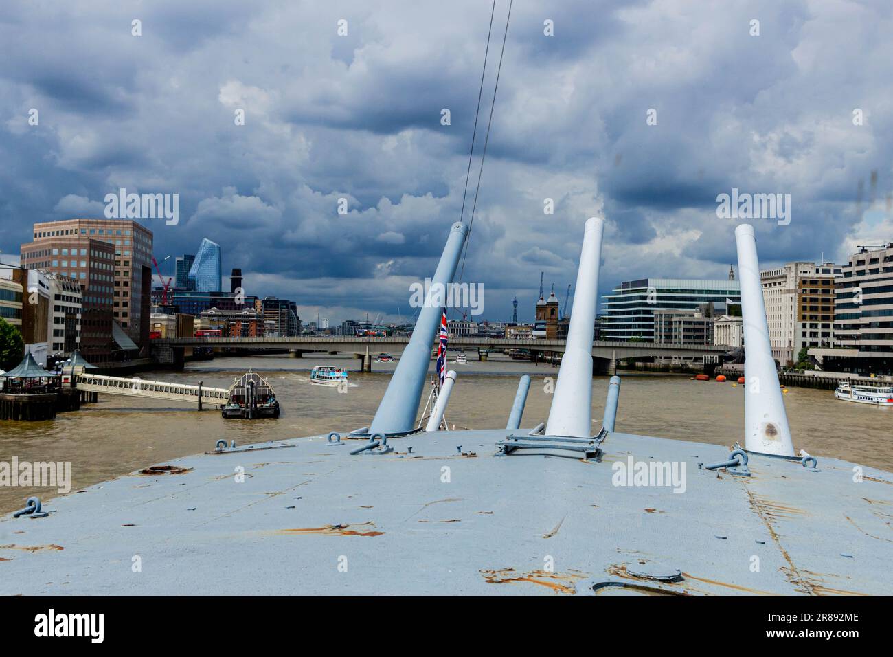 Un bateau gonflable avec des canons de part et d'autre, flottant sur un plan d'eau bleu tranquille Banque D'Images