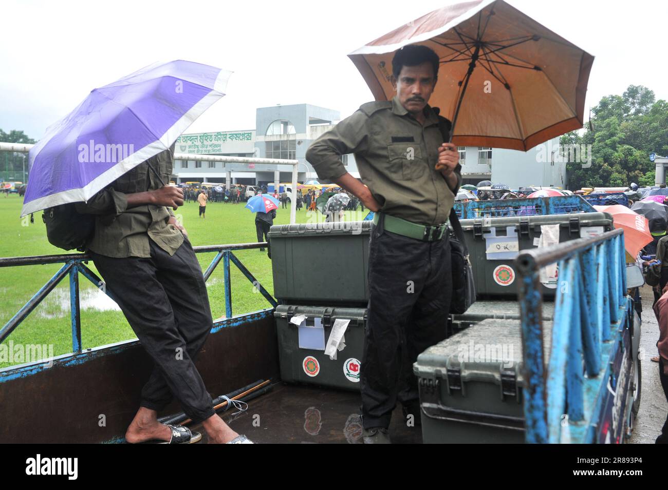 Sylhet, Bangladesh. 20th juin 2023. Dans un climat de fortes précipitations, des machines EVM sont envoyées aux bureaux de vote à partir du complexe sportif AMA Muhith avant les sondages de la Corporation de la ville de Sylhet pour 21 juin 2023. Banque D'Images