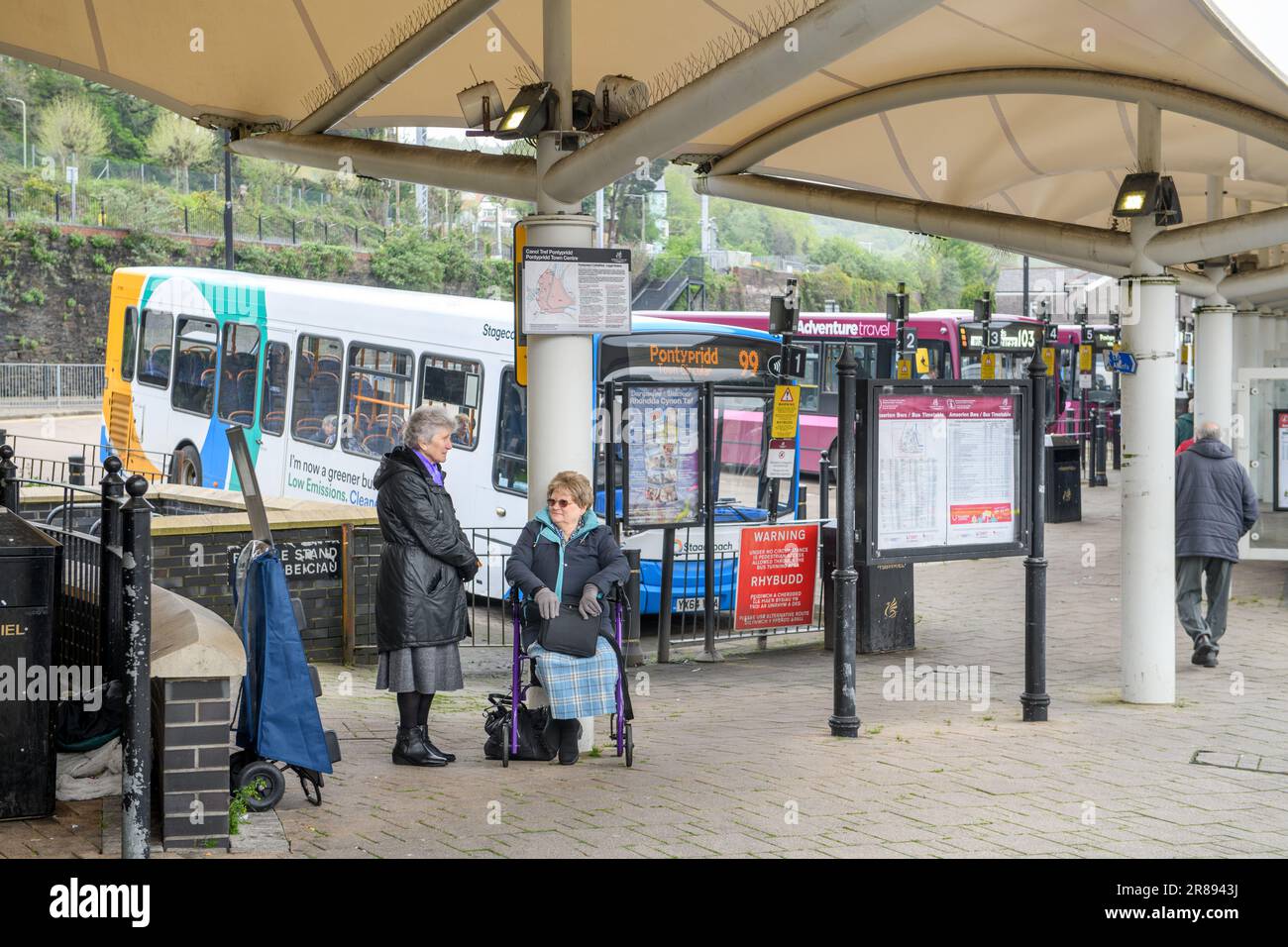 La gare routière de Pontypridd, dans le sud du pays de Galles, Royaume-Uni. Banque D'Images