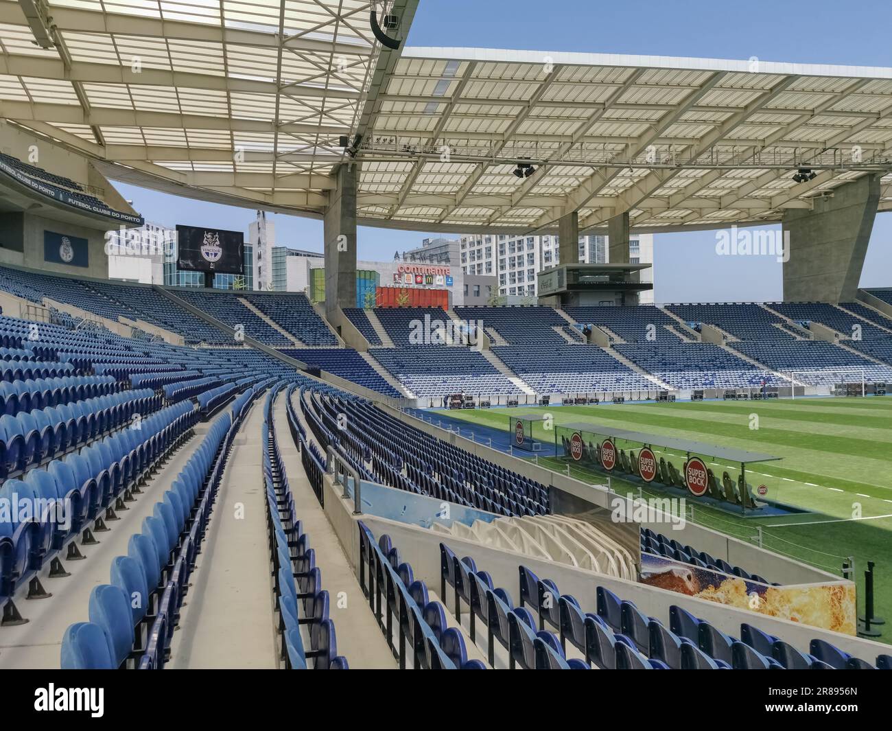 Porto Portugal - 06 05 2023: Vue intérieure générale du Dragon Stadium ou  Estadio do Dragão ou Dragon Arena, un stade de football à Porto Photo Stock  - Alamy