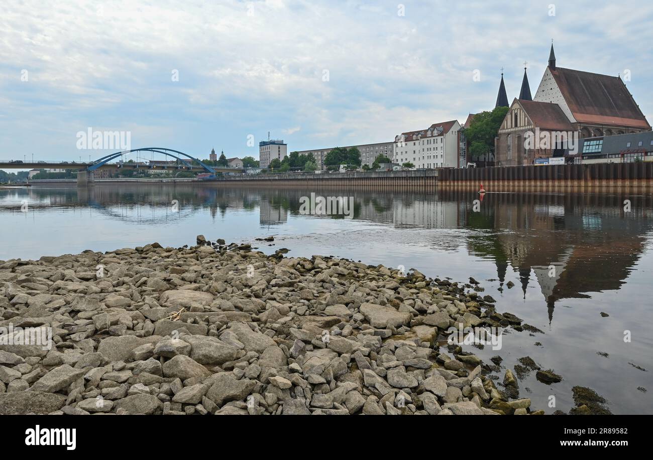 20 juin 2023, Pologne, Slubice: Vue de la banque polonaise sur la basse eau de la rivière Oder à la ville de Francfort (Oder). À midi, le niveau de la rivière à la station de mesure de Francfort (Oder) était de 1,45 mètres. Au cours de l'été 2022, des masses de poissons avaient péri dans l'Oder. Les experts ont depuis supposé que la salinité élevée, la faible teneur en eau, les températures élevées et la toxine d'un type d'algues étaient les principales causes de la mort des poissons. Photo: Patrick Pleul/dpa Banque D'Images