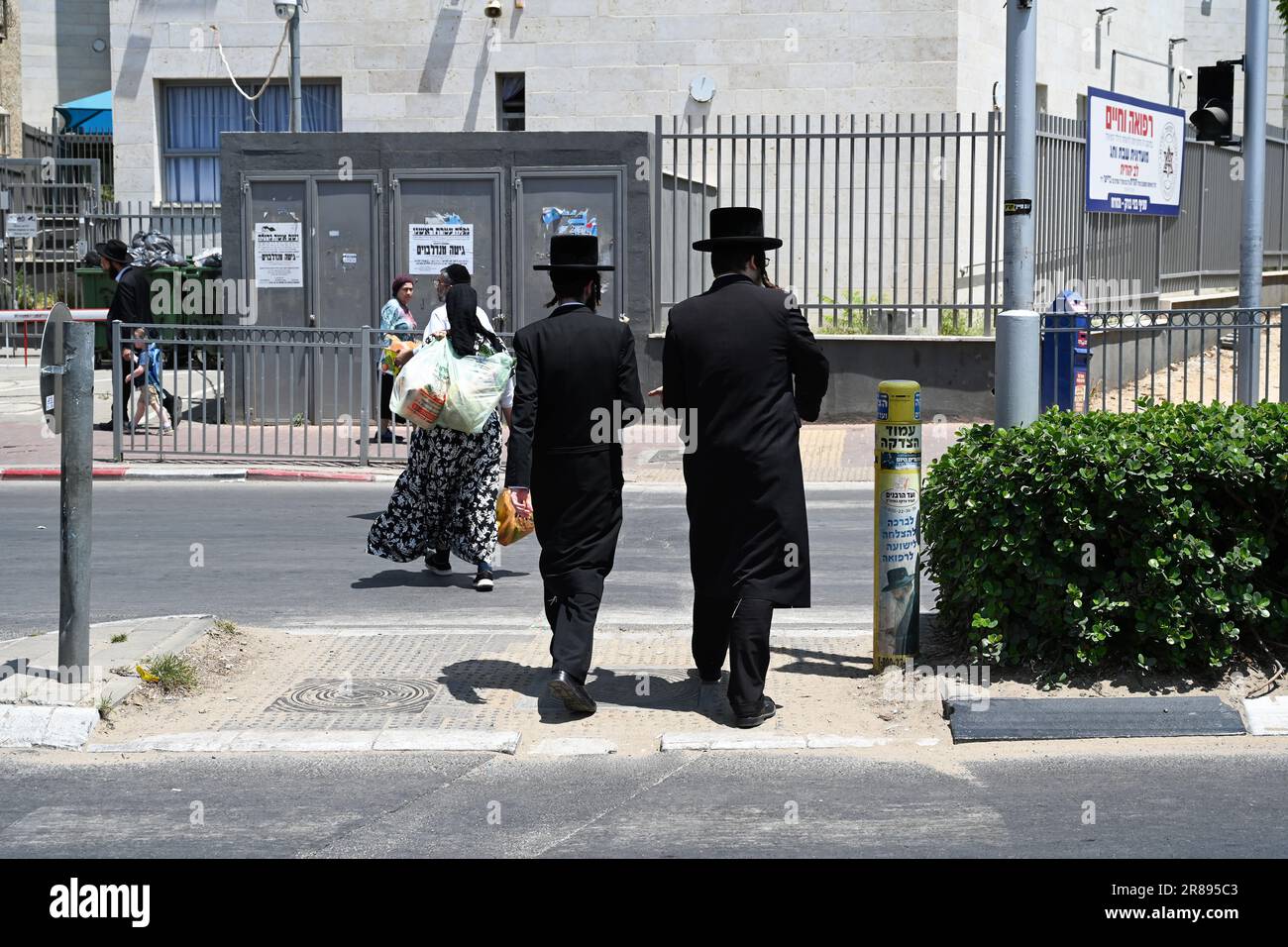 Deux hommes hasidiques à Bnei Brak Banque D'Images