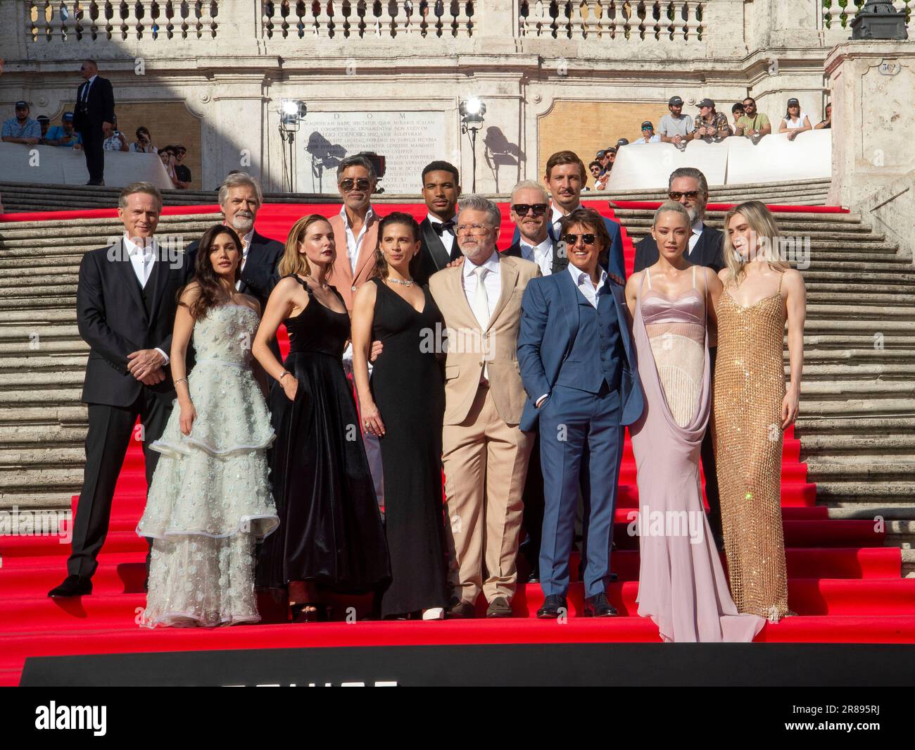 Italie, Rome, 19 juin 2023. Première mondiale du film d'action 'la mission impossible - Dead Reckoning part One' en espagnol Steps. Photo : le casting, Cary Elwes, Henry Czerny, Esai Morales, Greg Tarzan Davis, Simon Pegg, Frederick Schmidt, Shea Whigham, Mariela Garriga, Rebecca Ferguson, Hayley Atwell, directeur Christopher McQuarrie, Tom Cruise, Pom Klementieff et Vanessa Kirby. Photo © Fabio Mazzarella/Sintesi/Alamy Live News Banque D'Images