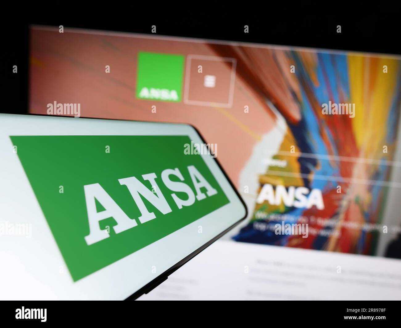 Smartphone avec logo de l'Agence Nazionale Stampa Associata (ANSA) à l'écran devant le site. Concentrez-vous sur le centre de l'écran du téléphone. Banque D'Images