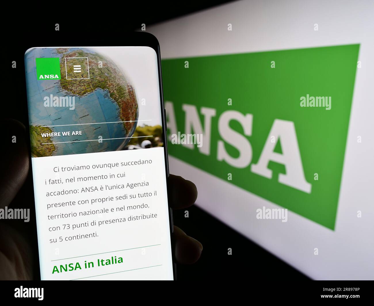 Personne tenant un téléphone portable avec le site web de l'Agence Nazionale Stampa Associata (ANSA) à l'écran avec logo. Concentrez-vous sur le centre de l'écran du téléphone. Banque D'Images