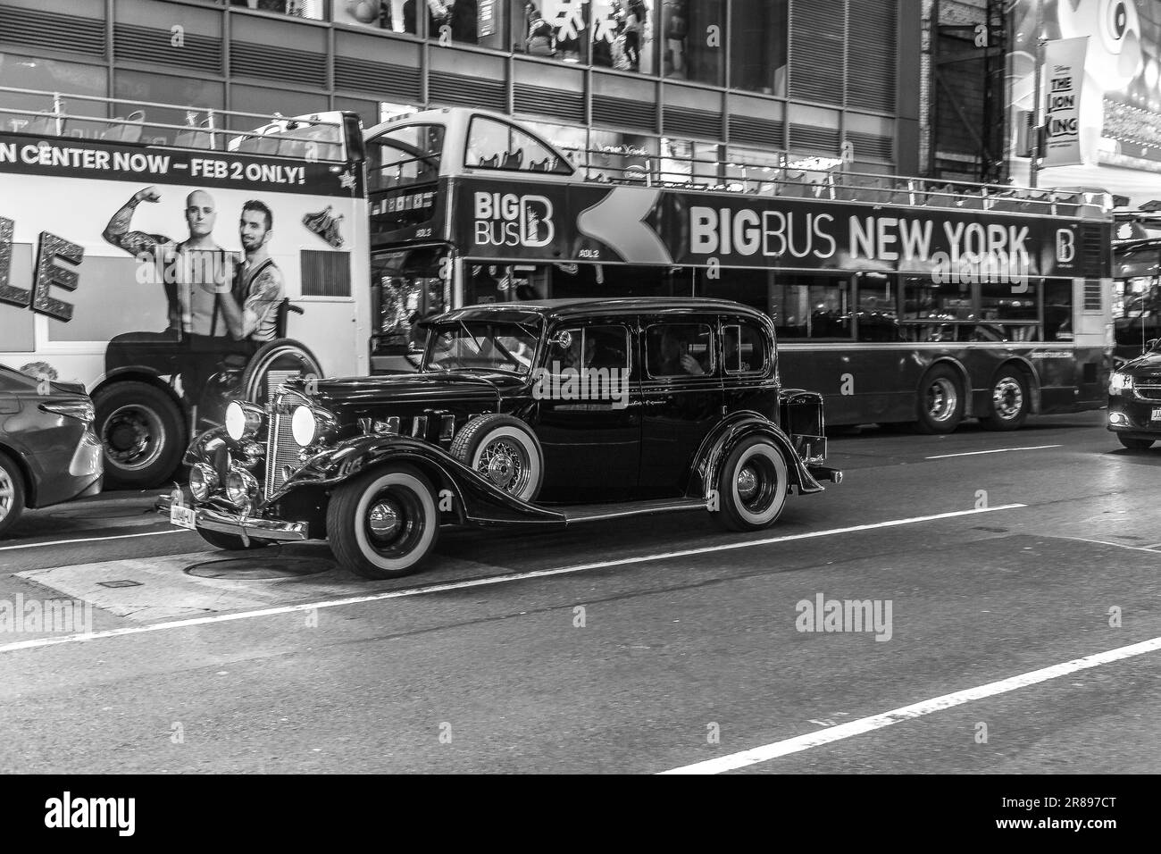 Une rangée de voitures d'époque est garée dans une rue de New York Banque D'Images