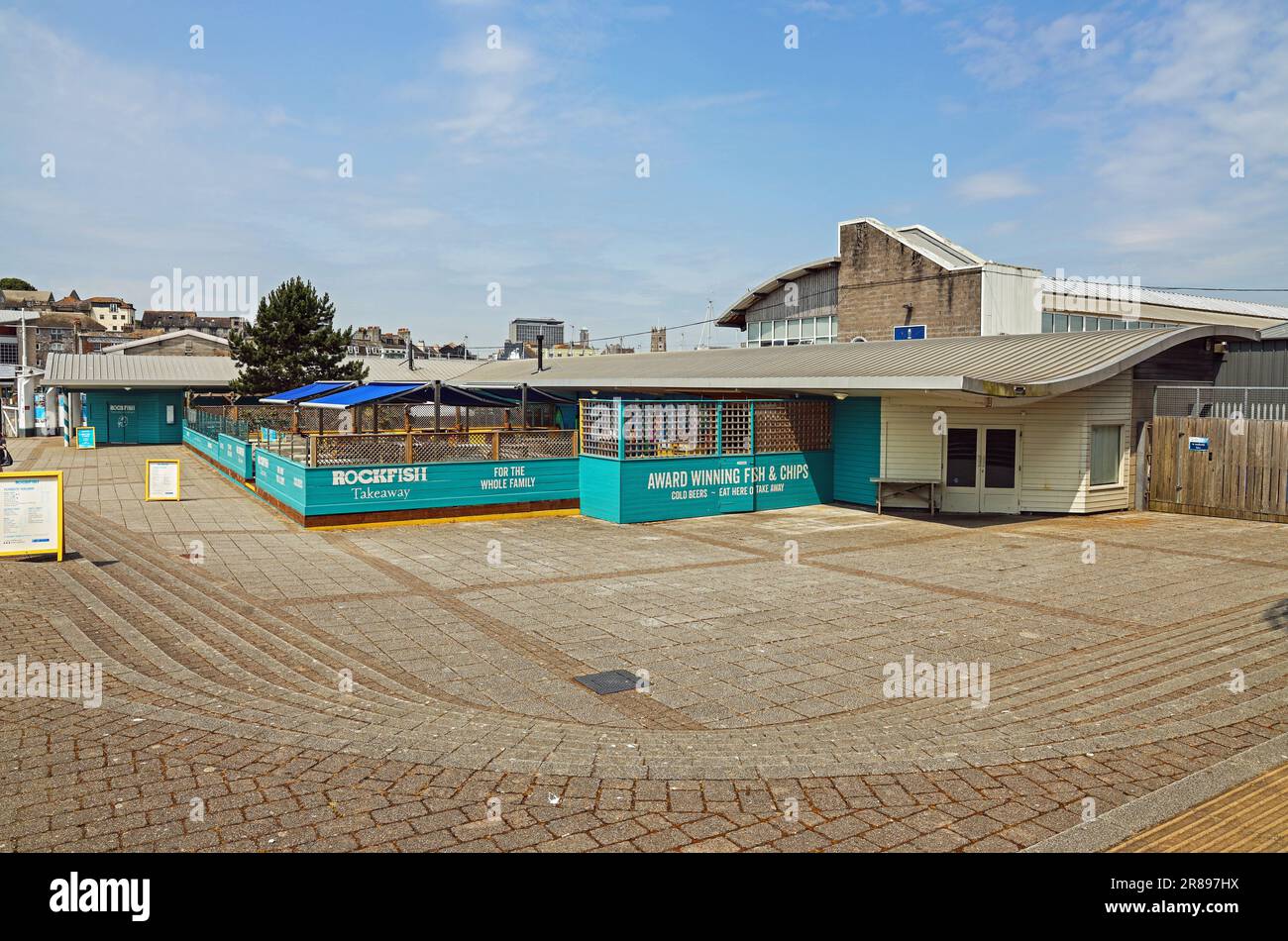 Le célèbre chef Mitch Tonks’s Rockfish restaurant à Rope Walk, à côté du port historique de Sutton Harbor de Plymouth. Vu des marches de la Marine nationale Banque D'Images