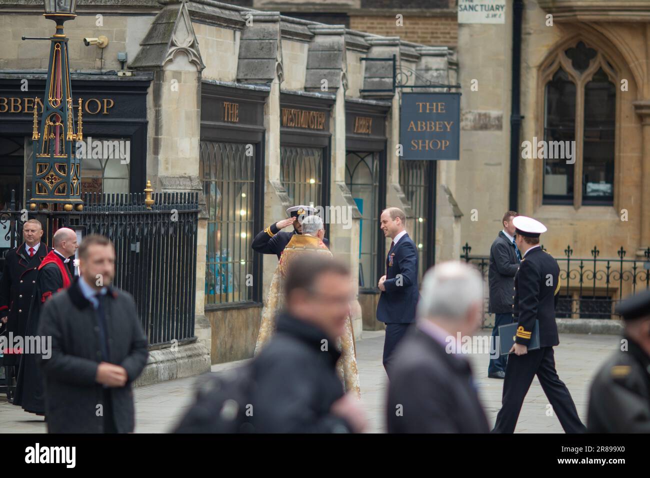 William, prince de Galles, lors d'une visite officielle, entrant à l'abbaye de Westminster pour un service dédié aux militaires de la Royal Navy. Banque D'Images