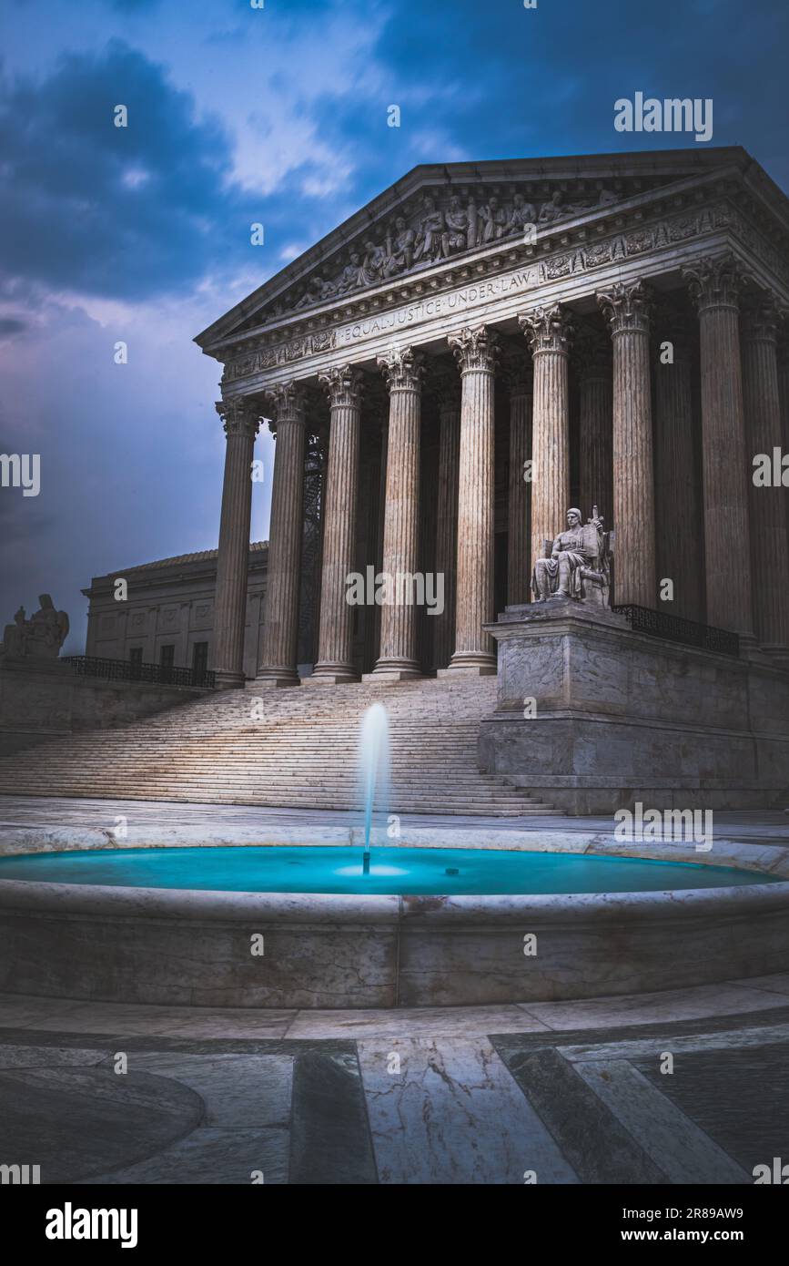 Washington DC—19 juin 2023 exposition à l'heure du bâtiment de la Cour suprême des États-Unis au crépuscule avec fontaine dans le sol et nuages dramatiques Banque D'Images
