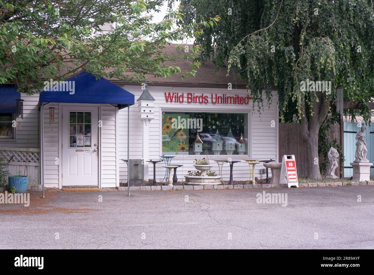 Extérieur de Wild Birds Unlimited, un magasin pour les personnes qui s'intéressent à l'alimentation des oiseaux de cour. Sur N Bedford Road à Bedford Hills, Westchester (New York). Banque D'Images