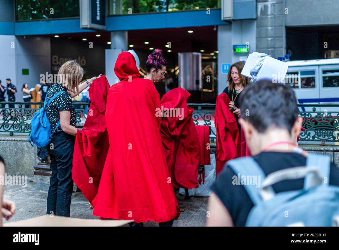 Des activistes féministes radicaux vêtus d'un costume de la série "The Handmaid's Tale" participent à une manifestation contre le recours aux mères porteuses. Banque D'Images