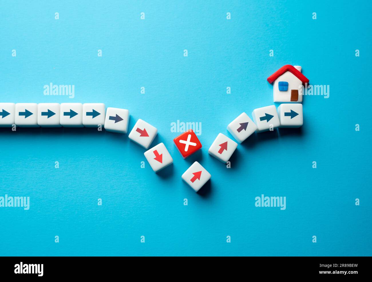 Facteurs vous empêchant d'acheter des biens. Corps étranger. Incapacité à atteindre l'objectif d'acheter une maison. Restrictions dans la politique du réel Banque D'Images